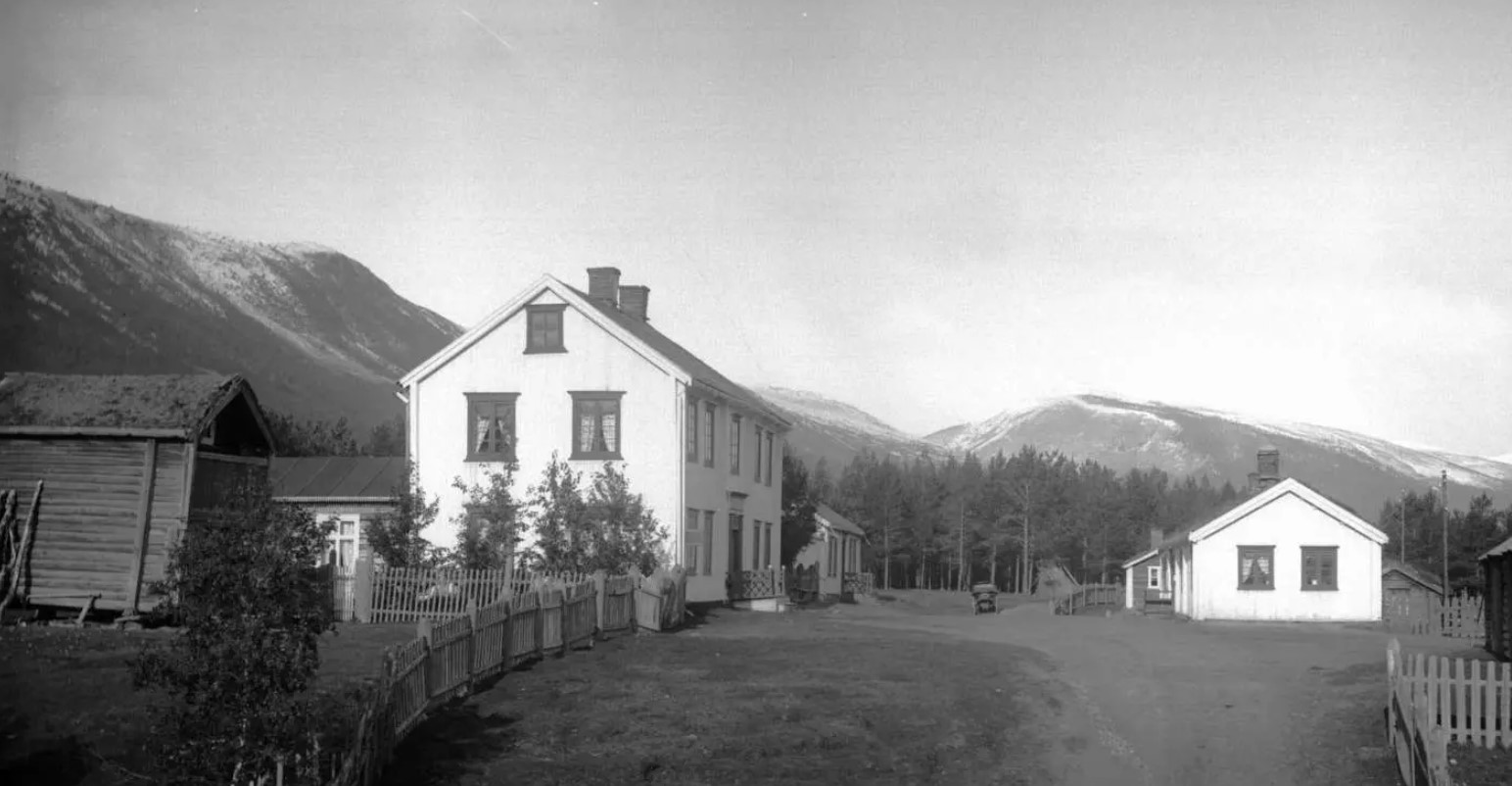 Brennhaugen hotell med eit påbygg som var spisesal. Nord for hotellet våningshuset der Brækken Cafe kom i 1920. På nedre sida av vegen, det første huset som var brukt som skysstasjon. Der kom seinare Brennhaug Kooperative Innkjøpslag. Litt lenger nord ser ein Kuskestugu. 13.09.1902 Foto: Hans H. Lie