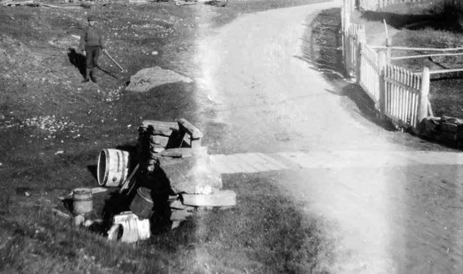 Kjelda/bekken med jernholdig vatn. Ved siden av skysstasjonen. Rundt 1900 Foto: Ukjent/Norsk Kartmuseum.