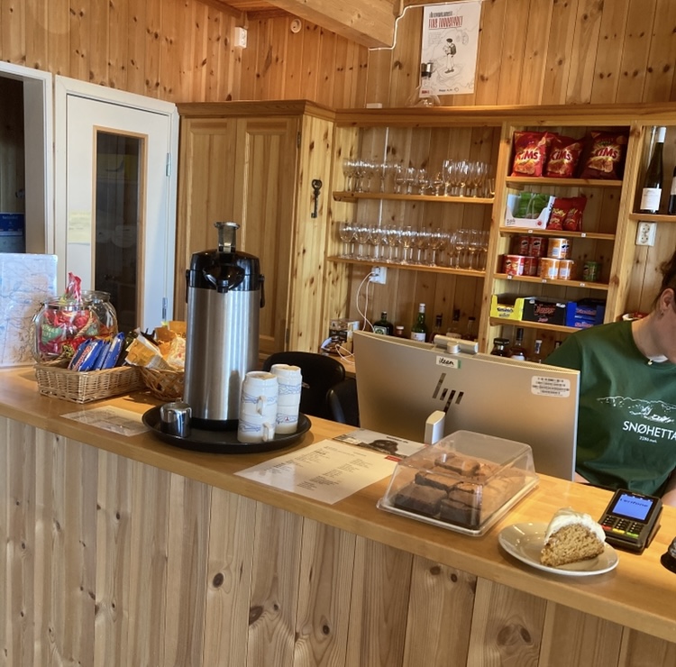 Inne ved kiosk/ resepsjon på Snøheim August 2025 Foto: MK